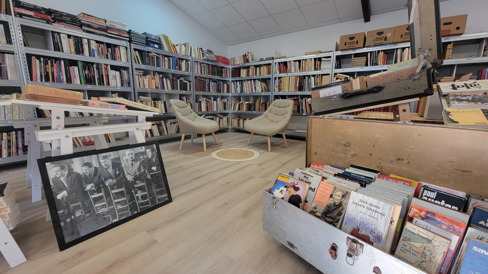 Les rayonnages de livres de la bouquinerie