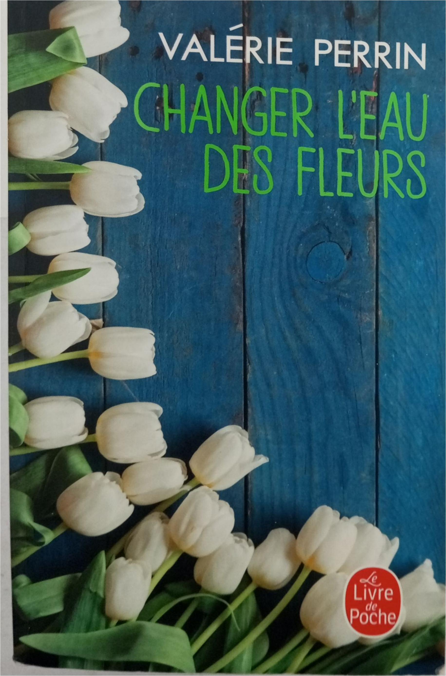 Changer l'eau des fleurs